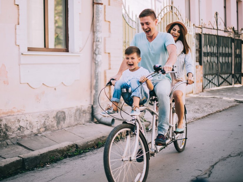 Auf Landausflug als Familie mit dem Fahrrad fahren